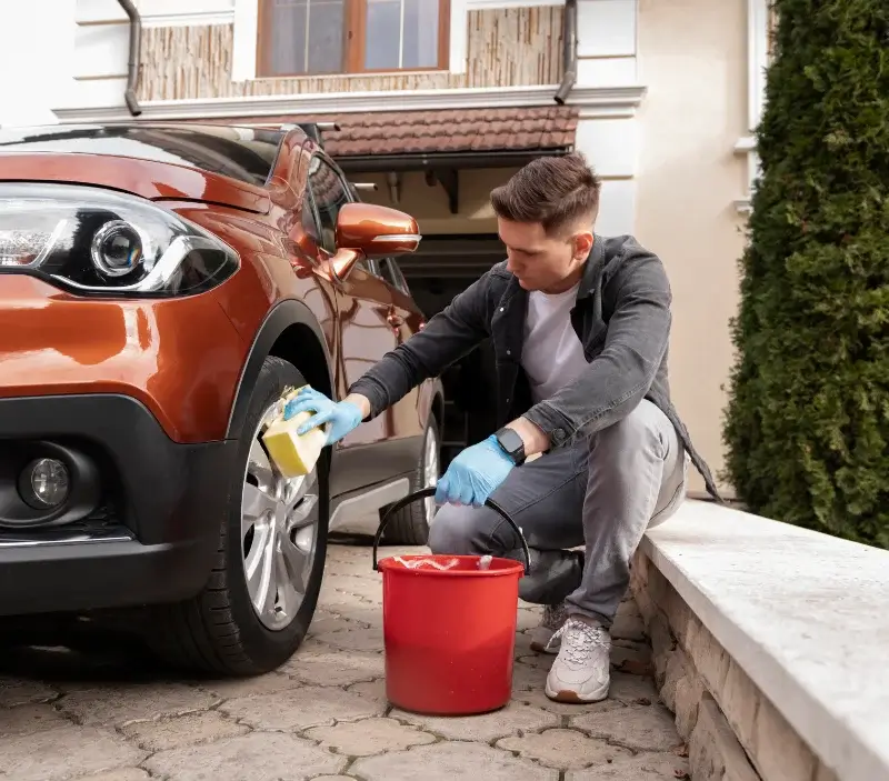 Lavage auto à domicile Escoussens : professionnel intervenant sur un véhicule
